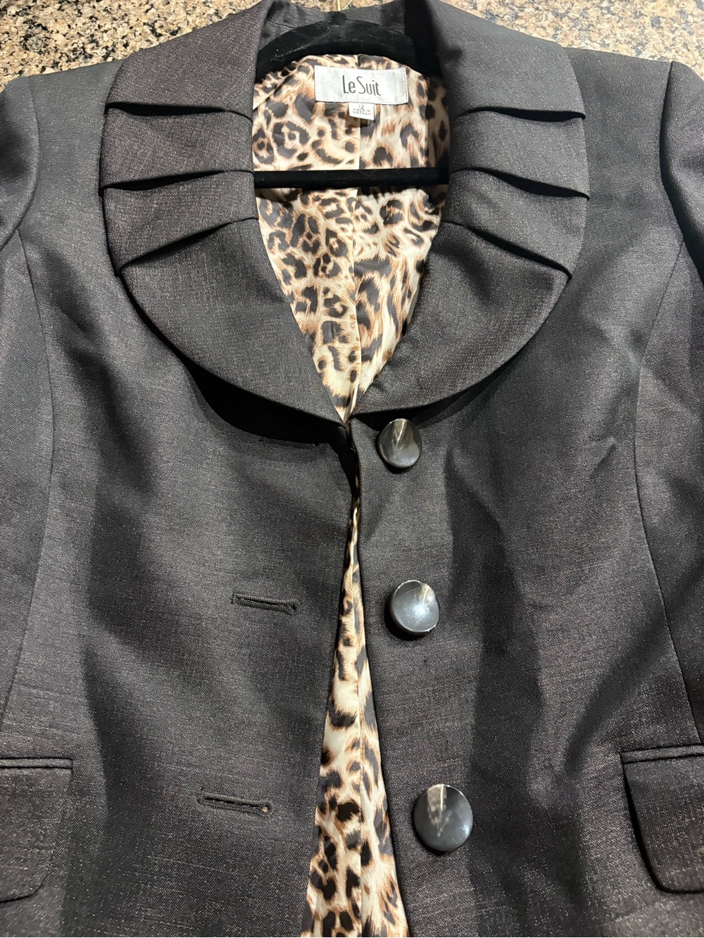 NEW Le Suit Women’s Black 2-Piece Pant Suit Lined cheetah Lapel 3-Button Sz 12 - Picture 2 of 12